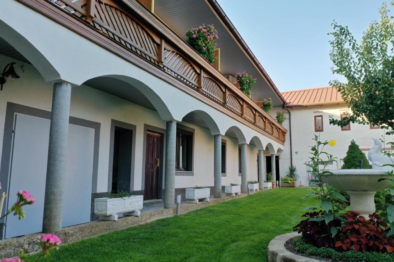 Gaestehaus Und Weinbau Zur Wiederkehr Strudler Подерсдорф-ам-Зе Экстерьер фото