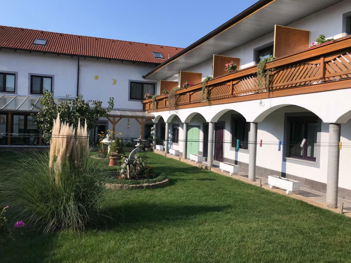 Gaestehaus Und Weinbau Zur Wiederkehr Strudler Подерсдорф-ам-Зе Экстерьер фото